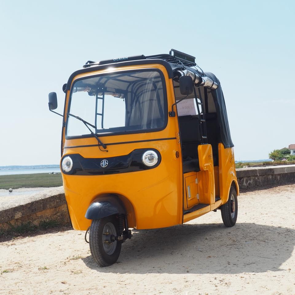 Tuk-tuk électrique VAGO jaune au bord de l’océan au Cap-Ferret