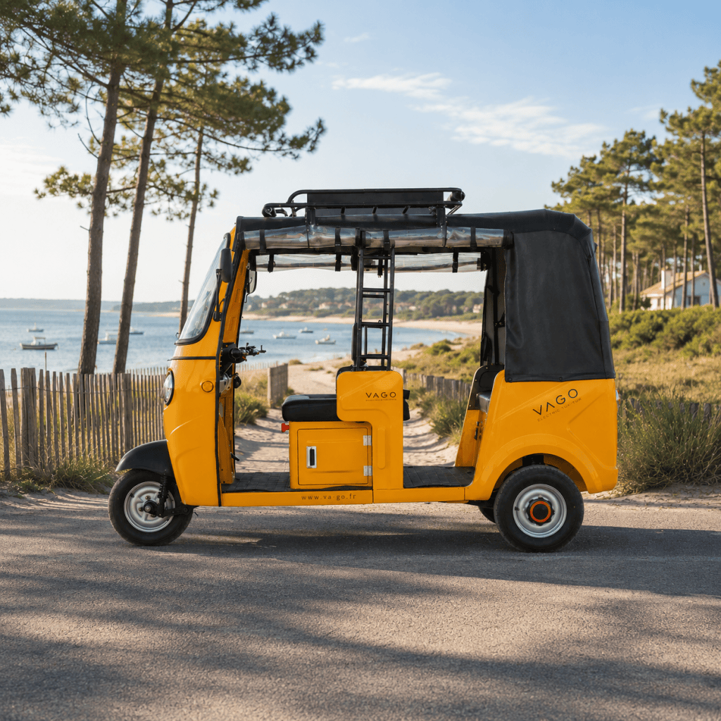 Tuk-tuk électrique VAGO jaune de profil au Cap-Ferret